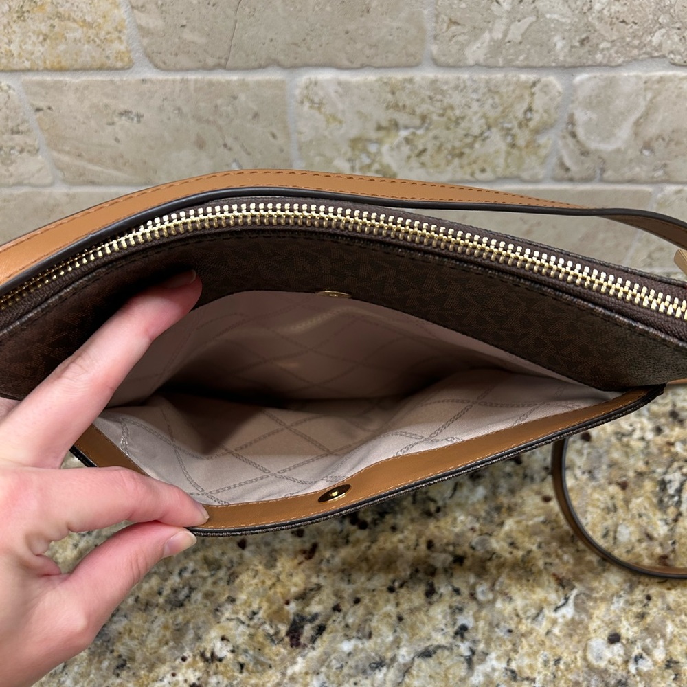 🛑 SOLD 🛑 Michael Kors crossbody, adjustable strap. EXCELLENT condition. - Picture 6 of 15